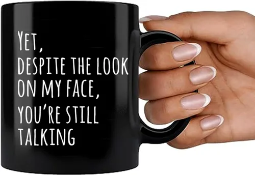 Vista 7 de Panvola Yet Despite The Look On My Face You're Still Talking Sarcastic Gift to Coworkers Divertidas tazas de sarcasmo taza de café de cerámica Negro