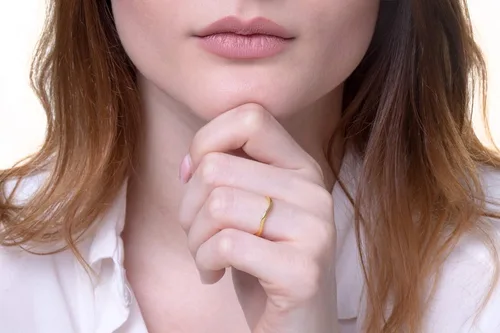 Vista 4 de Anillo de onda delicada para mujer en oro macizo de 9K, 14 K y 18 K, anillo de onda alrededor, anillo minimalista con curvas, banda geométrica