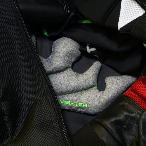 Vista 3 de Meister Crown Gym Bag & Locker Desodorizer - Absorbe el olor y deja el equipo fresco Eliminates odors and moisture for 6+ months, highly absorbent