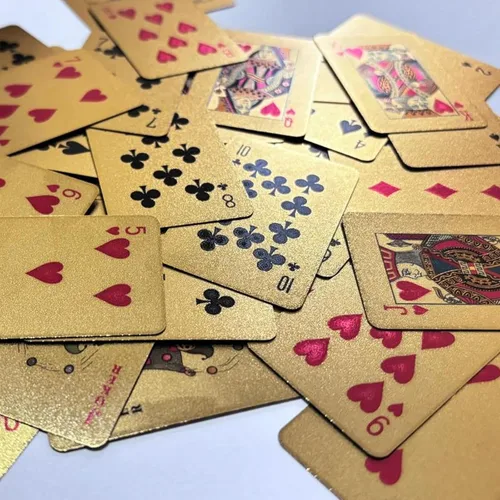 Vista 7 de VOVCIG Mini cartas de juego, juego de cartas en miniatura doradas de 2 barajas impermeables, cartas de póquer, cartas de póquer de viaje