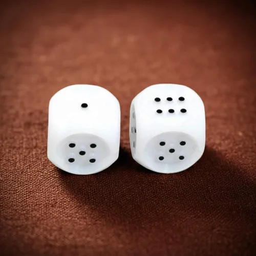 Vista 3 de Dados táctiles blancos con puntas negras elevadas D6 de 0.787 in (25/32 pulgadas), paquete de 2 dados Koplow