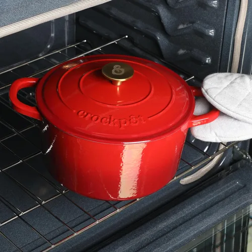 Vista 2 de Crock Pot Artisan - Cacerola redonda de hierro fundido esmaltado estilo horno holandés de 6 cuartos de galón, con tapa - Rojo degradado Rojo
