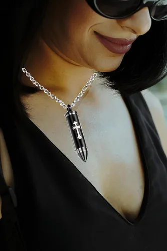 Vista 3 de Collar con colgante con forma de bala y diseño de cruz celta, urna conmemorativa para cenizas