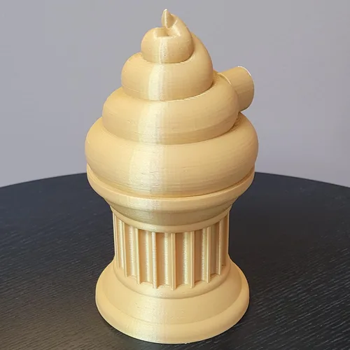 Vista 5 de Znet3D Trofeo Emoji Poop – 6 pulgadas de alto – Con un emoji de caca sólida en un pilar con ojos y boca pintados – Premio o regalo perfecto – Hecho