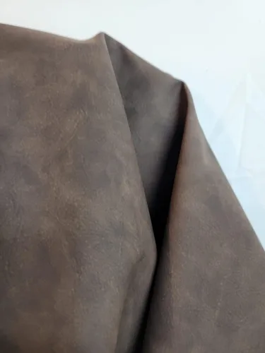 Vista 45 de NAT Leathers™ Cuero sintético sintético suave de piel sintética vegana marrón bellota (aprobado por PETA Vegano) por The Yard Piel sintética