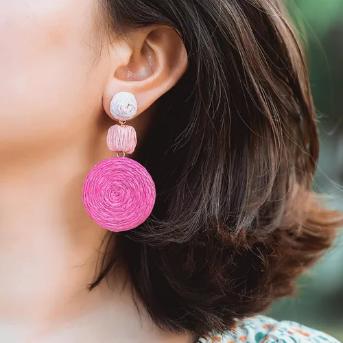 Vista 2 de Statement Raffia - Aretes redondos de bola colgantes de rafia, bonitos aretes bohemios hechos a mano para el verano para mujer