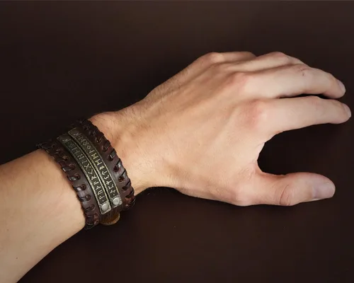 Vista 3 de Baldur Jewelry Pulsera de cuero genuino con placas de metal de runa vikinga Futhark para hombres y mujeres, envoltura ajustable, pulsera trenzada