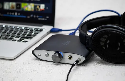 Vista 5 de iFi Zen DAC V2 Convertidor de señal digital analógica de escritorio con entrada USB 3.0 B solamente/Salidas: 6.3mm desequilibrado / 4.4mm