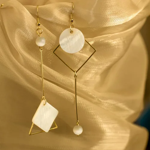 Vista 6 de Aretes de concha de asimetría boho para mujer, aretes abstractos geométricos de moda, aretes minimalistas de gancho