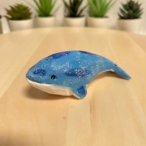 Vista 2 de Escultura de madera para decoración del hogar tallada a mano (ballena azul)