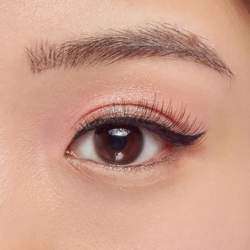 Vista 2 de KISS Pestañas postizas magnéticas y delineador de ojos, 'Lure', 12mm, fáciles de aplicar, reutilizables, sin pegamento, tecnología Flexiband, punta