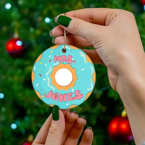 Vista 4 de Adornos de recuerdo de Navidad con nombre personalizado en donas, adorno de cerámica para regalos, adornos colgantes para árbol de Navidad