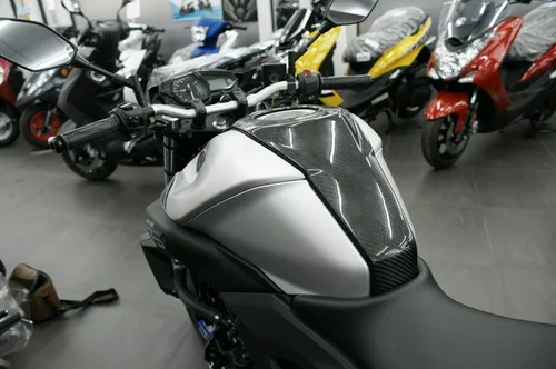 Vista 4 de MOS - Cubierta de panel central para depósito de combustible de fibra de carbono compatible con Yamaha MT-03 MT-25 2015-2019