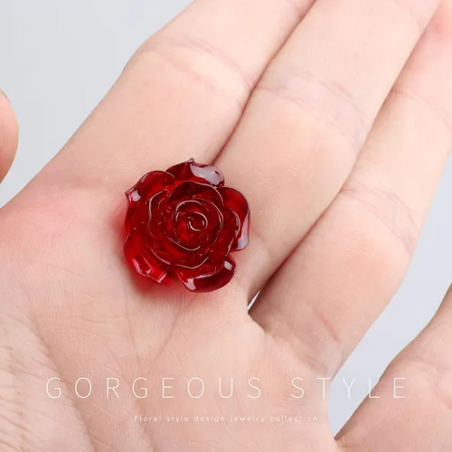 Vista 6 de Aretes de plata de ley 925 con diseño de flor de rosa, rosa roja tallada en flor bonita, aretes colgantes de rosa pequeña de resina para mujeres
