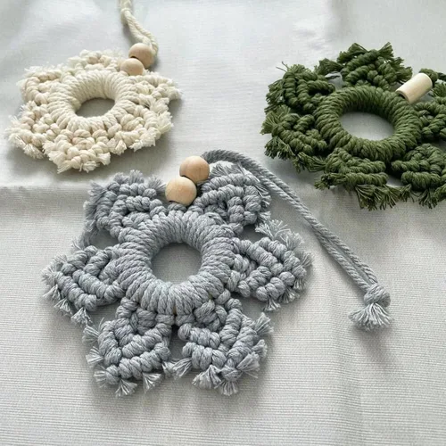 Vista 6 de El kit de macramé de 93 piezas incluye 4 palos de madera de macramé, 34 anillos de madera, círculos de 55 cuentas de madera sin terminar, anillos