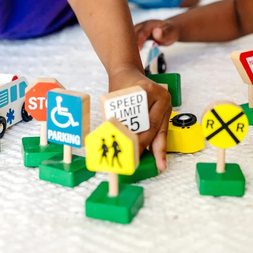 Vista 5 de Vehículos y señales de tráfico de madera Melissa & Doug con 6 autos y 9 signos