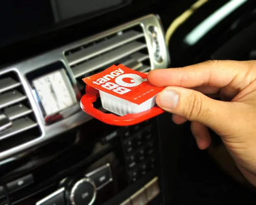 Vista 8 de Recipiente para salsa con clip Saucemoto Un soporte para salsas en el auto para salsa de tomate y salsas para sumergir. Como lo viste en Shark