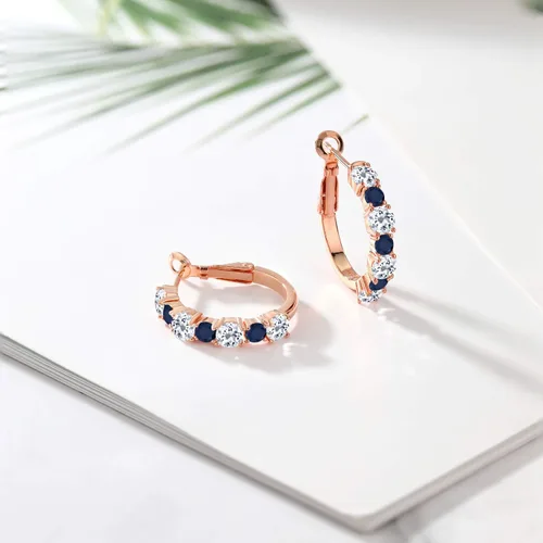 Vista 4 de Gem Stone King - Pendientes redondos de plata chapados en oro rosa de 18 quilates con topacio blanco y zafiro azul