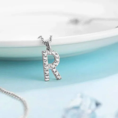 Vista 4 de Tarsus Collar con dije de inicial con zirconias cúbicas para mujeres y niñas.