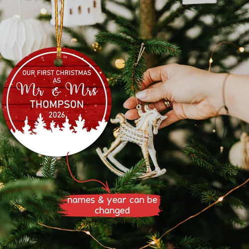 Vista 2 de Adorno personalizable con texto en inglés «Our First Christmas As Mr. & Mrs. 2026», adorno personalizado para el Sr. y la Sra. Nombre, primera