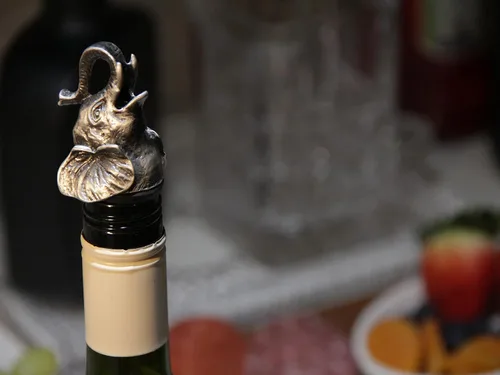 Vista 2 de Happy Hour Vertedor de vino con cabeza de elefante, tapón, aireador y vertedor perfecto