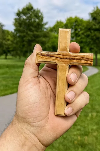 Vista 4 de Cruz de pared de madera de olivo de Zuluf de Belén 12 cm Hecha a mano, decoración cristiana y católica, regalo navideño para colgar en la pared