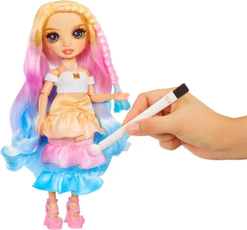 Vista 4 de Rainbow High Muñeca de moda DIY para crear y colorear con acuarelas lavables + kit de teñido anudado, ojos marrones, cabello rizado, top y zapatos