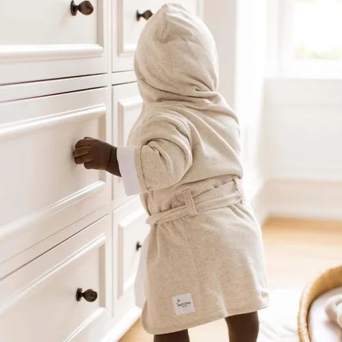 Vista 4 de Burt's Bees Baby Bata de baño unisex con capucha para bebés, de tejido orgánico, artículos esenciales de baño para recién nacidos, unisex para niños