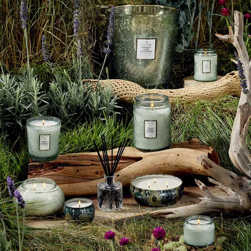 Vista 6 de Vela en frasco de vidrio grande de enebro francés y lavanda, 100 horas, 16 oz, Voluspa Coconut Wax Blend in Decorative Glass, Clean Even Burn, USA