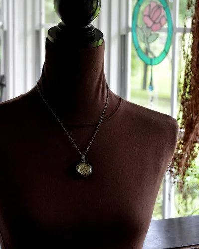 Vista 24 de Queen Anne's - Collar de encaje con colgante de flor prensada real en cristal hecho a mano, joyería de flores silvestres, collares de encaje