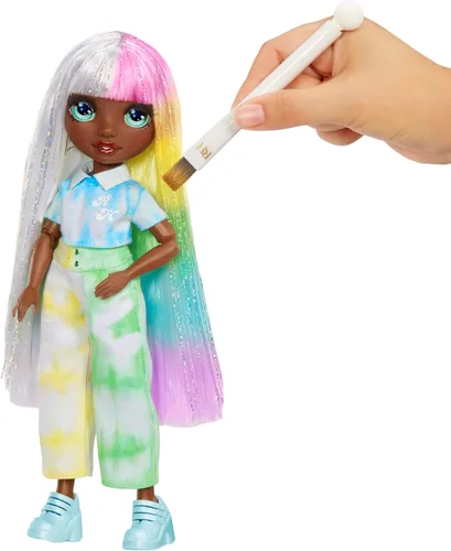 Vista 3 de Rainbow High Muñeca de moda DIY para crear con acuarelas y crear con kit de tie-dye lavable, ojos verdes, cabello largo y liso, top y zapatos