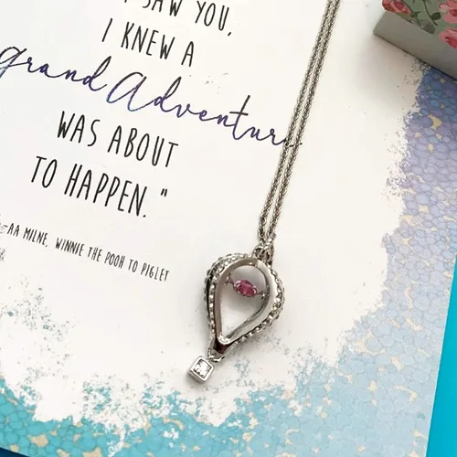 Vista 3 de Smiling Wisdom - Tarjeta de felicitación con texto en inglés "I Knew a Grand Adventure Was About to Happen" y globo aerostático con juego de regalo