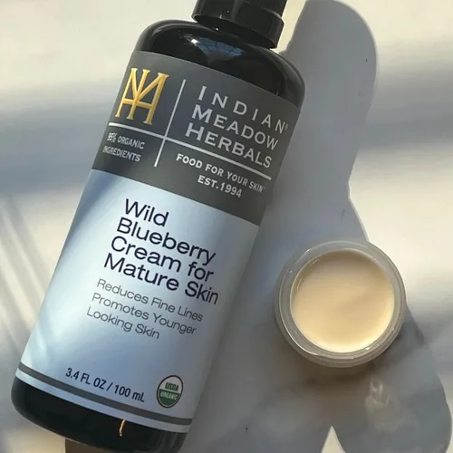Vista 4 de Indian Meadow Herbals Crema de arándanos silvestres para pieles maduras (1.7 onzas) - Crema facial de línea fina. Promueve una piel de aspecto más