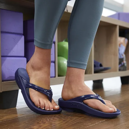 Vista 7 de OOFOS - Sandalias OOlala para mujer, calzado ligero de recuperación, reduce el estrés en los pies, en las articulaciones y la espalda, lavables a