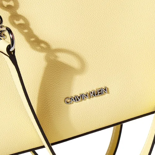 Vista 4 de Calvin Klein Mochila de cadena de triple compartimento con micro guijarros de Hailey
