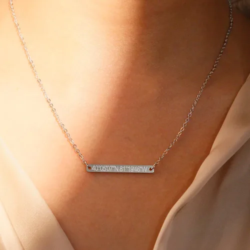 Vista 5 de Collar coordinado para mujer, colgante de barra de longitud de latitud grabada, de acero inoxidable, delicada, minimalista, con ubicación