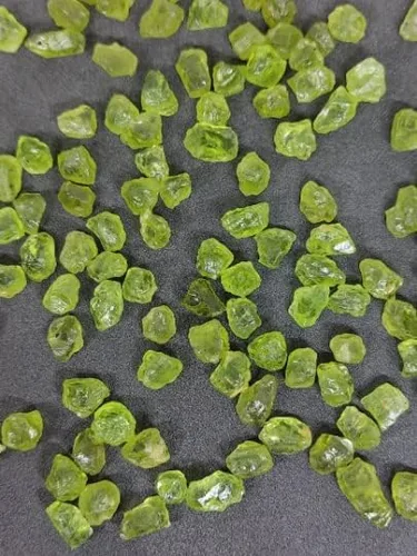 Vista 3 de Krishiv Exports - 10 piezas, peridoto natural, piedra preciosa en bruto, peridoto verde, peridoto suelto, semiprecioso crudo, joyería de peridoto