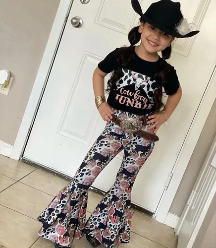 Vista 44 de fhutpw Conjunto de camiseta de manga corta con estampado de vaca y pantalones acampanados de dibujos animados para niñas