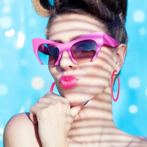 Vista 5 de Aretes de aro grandes de acrílico retro neón, estilo de los años 80 y 90, coloridos aretes de aro grandes, rosa intenso, ligeros, perfectos