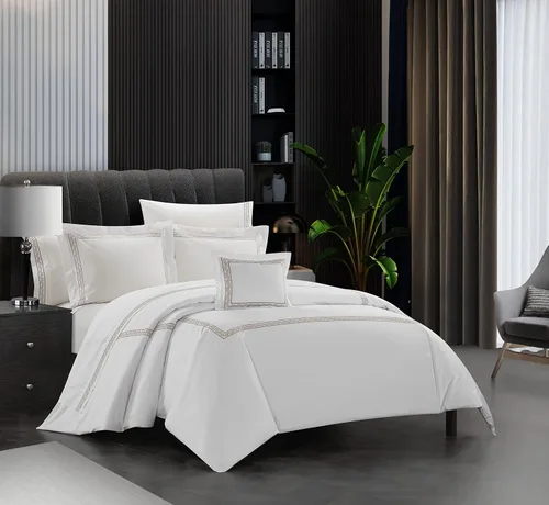 Vista 2 de Chic Home Crete - Juego de edredón de algodón de 4 piezas, color blanco sólido con borde bordado de doble raya, detalles en zigzag de la colección