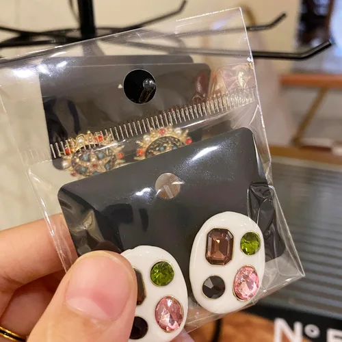 Vista 4 de Femtindo Tarjetas de exhibición de aretes con 100 tarjetas de aretes, 200 piezas de parte trasera de aretes y 100 bolsas autosellantes para venta