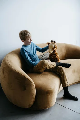 Vista 6 de The Petting Zoo Peluche de jirafa, regalos para niños, animales salvajes del zoológico Onez, juguete de peluche jumbo de jirafa de 24 pulgadas