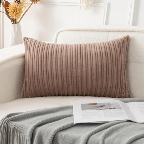 Vista 160 de UGASA - Fundas de almohada decorativas de terciopelo suave y sólidas de Navidad para sala de estar/sofá, 16 x 16 pulgadas, 2 unidades, color burdeos