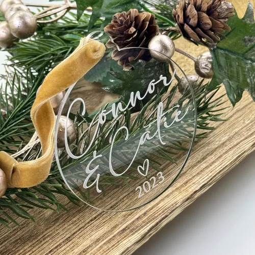 Vista 5 de Adorno de Navidad acrílico hecho a mano personalizado con cinta de terciopelo, 9 diseños personalizados disponibles, regalo único o recuerdo