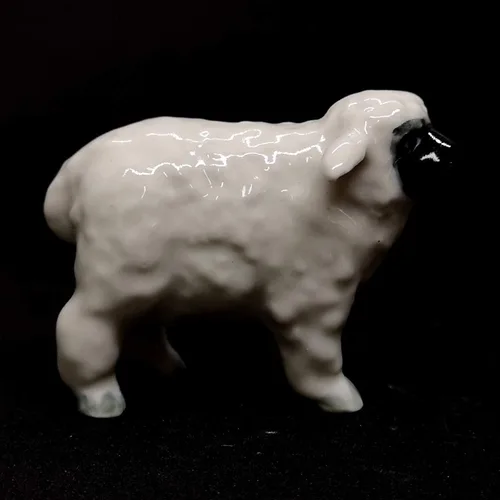 Vista 4 de Figura de cordero de oveja de cerámica de animales de granja, pintada a mano, decoración coleccionable en miniatura
