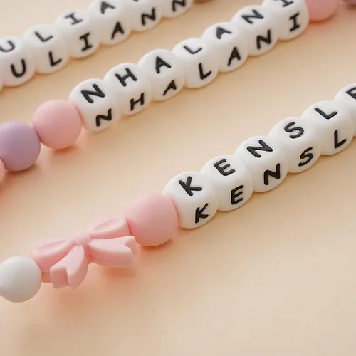 Vista 2 de Clip personalizado para chupete con nombre, soporte para chupete personalizado con nombre, juegos de regalo para bebés recién nacidos (mariposa)