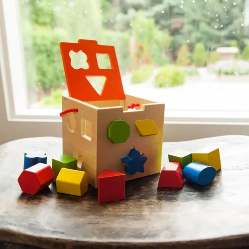 Vista 4 de Fat Brain Toys Clasificador de formas para llevar - Juguete de aprendizaje Montessori de madera, 12 meses +