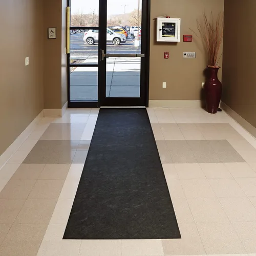 Vista 3 de PIG Tapete Grippy Tapete de suelo con respaldo adhesivo (5) tapetes de entrada precortados de 3 x 10 pies Negro GRP36203-BK