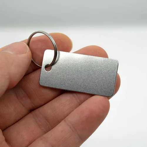 Vista 3 de Paquete de 25 etiquetas rectangulares de acero inoxidable con un agujero