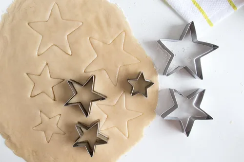 Vista 8 de Fox Run Cortadores de galletas de estrella de acero inoxidable, juego de 5 cortadores en forma de estrella